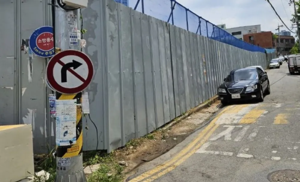 펜스 표지판·부착물 제거 — 수정 전